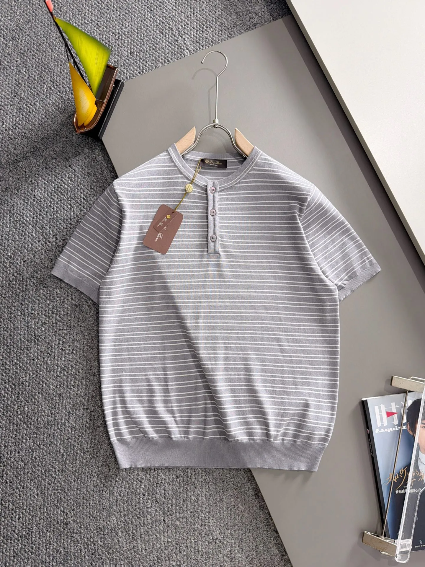 LP high quality Loro Piana 26ss New Arrival men's short-sleeved knitted T-shirt. Made of combed cotton yarn knitted cotton fabric, no pressure when entering and exiting the counter. Exclusive control of raw materials. It feels substantial when weighed, and the upper body is more textured than ordinary T-shirts. This texture can handle the weather easily and is suitable for both hot and cold! Loose fit design, looks noble. The only correct version is available Size: M to 4XL